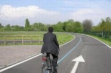 Va in bici contromano su autostrada