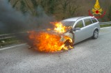 Auto in fiamme sul raccordo Avellino – Salerno, l’intervento dei caschi rossi