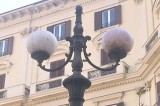 Napoli – Vomero, piazza Vanvitelli: un lampione senza un braccio