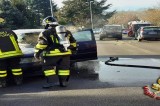 Avellino – Vigili del Fuoco a lavoro a Picarelli per un incendio di un auto in transito