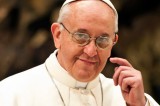 Papa Francesco saluta durante l’Angelus “Famiglie Insieme” di Solofra