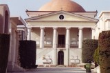 Non ha soldi per pagare l’affitto, dorme nel cimitero Non ha soldi per pagare l’affitto, dorme nel cimitero