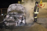 Pratola Serra – Peugeot incendiata, tempestivo l’intervento dei vigli del fuoco