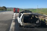 Auto in fiamme sulla A16, l’intervento dei caschi rossi