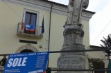 Altavilla I. – Un manifesto elettorale oscura il monumento dedicato ai caduti