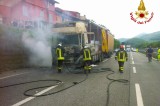 Avellino – Autotreno in fiamme sull’A16