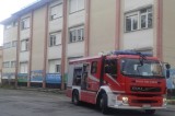 Nuovo incendio alla Dante Alighieri. Vigili in azione per spegnere il rogo Nuovo incendio alla Dante Alighieri. Vigili in azione per spegnere il rogo