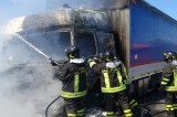 A16 – In fiamme un autocarro, l’intervento dei caschi rossi