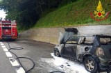 Doppio intervento dei Vigili del Fuoco sull’A16 per veicoli in fiamme