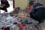 Blitz dei carabinieri al mercato, sequestrate borse e scarpe tarocche