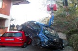 Incidente a Manocalzati, auto precipita in un cortile