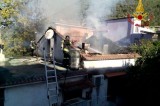 Grave incendio sul tetto di un’abitazione, domato dalle fiamme gialle