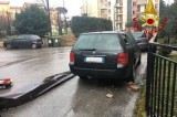 Avellino – Mal tempo, grondaia cade su un’auto