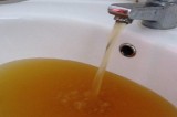 Montoro – Acqua marrone dai rubinetti dopo le sospensioni idriche