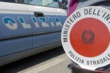Giovane donna vaga a piedi sull’autostrada A16 Giovane donna vaga a piedi sull’autostrada A16