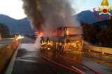 Autobus in fiamme lungo il raccordo Av – Sa, intervengono i Vigili del Fuoco