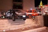 Avellino – Un’ auto in bilico su una scalinata, intervengono i Vigili del Fuoco Avellino – Un’ auto in bilico su una scalinata, intervengono i Vigili del Fuoco