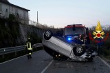 Avellino- Auto sbanda e si ribalta, intervengono i Vigili Avellino- Auto sbanda e si ribalta, intervengono i Vigili