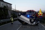 Avellino- Auto sbanda e si ribalta, intervengono i Vigili