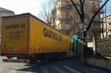 Avella – Manovra sbagliata, un tir blocca il traffico Avella – Manovra sbagliata, un tir blocca il traffico