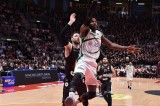 Basket – La Scandone espugna il PalaDozza, battuta la Virtus Bologna 64-70