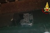 Montecalvo – Auto esce fuori strada e cade su un tetto
