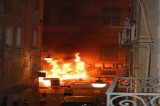 Napoli – Rifiuti ingombranti dati alle fiamme nel cuore dei Quartieri Spagnoli