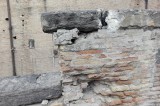 Napoli – Il parapetto in pietra di rampe Paggeria cade a pezzi