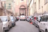 Napoli – Mezzo sanitario bloccato da auto gestite da parcheggiatori abusivi