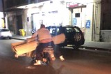 Napoli – Scooter stracolmo di materiali sporgenti procede a fari spenti lungo via Stadera