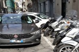 Napoli – Auto con tagliando del Servizio di Stato ostruisce il traffico e impedisce la sosta in via Chiatamone
