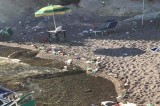 Vergogna allo Scoglione, i bagnanti riducono la spiaggia in una discarica a cielo aperto
