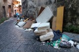 Napoli – Strade invase da cartoni e rifiuti ingombranti