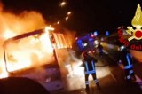 Nei pressi di Vallata un pullman di pellegrini prende fuoco Nei pressi di Vallata un pullman di pellegrini prende fuoco