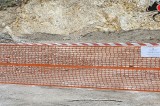 Summonte – Erodono un costone roccioso per ricavare materiale utile al rifacimento del manto stradale
