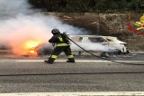 Auto in fiamme sull’A16