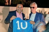 Cimeli Maradona, Antonio Luise dona maglia al Maestro Andrea Bocelli