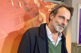 Alessandro Preziosi presenta “La legge del terremoto”: «Dopo le scosse non c’è più nessuno che piange»