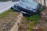 Pratola Serra – SP ex SS 371, auto finisce fuori strada