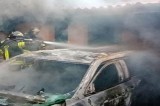 Le fiamme divampano tra due autovetture Le fiamme divampano tra due autovetture