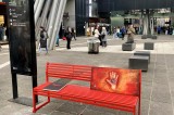 Gruppo FS: una panchina rossa nella stazione di Napoli Gruppo FS: una panchina rossa nella stazione di Napoli