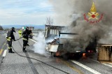 Le fiamme avvolgono un furgone in autostrada