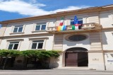 Sant’Agnello. Le bandiere della Pace e della Palestina sul balcone del Palazzo Municipale Sant’Agnello. Le bandiere della Pace e della Palestina sul balcone del Palazzo Municipale