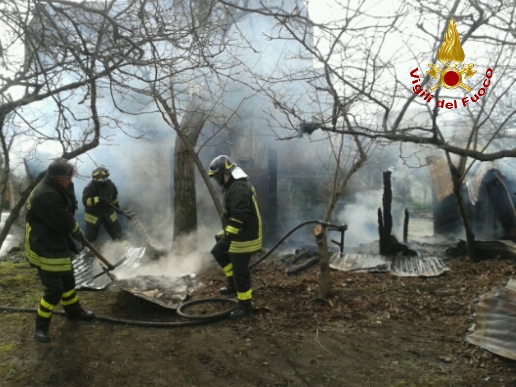 avella incendio baracca