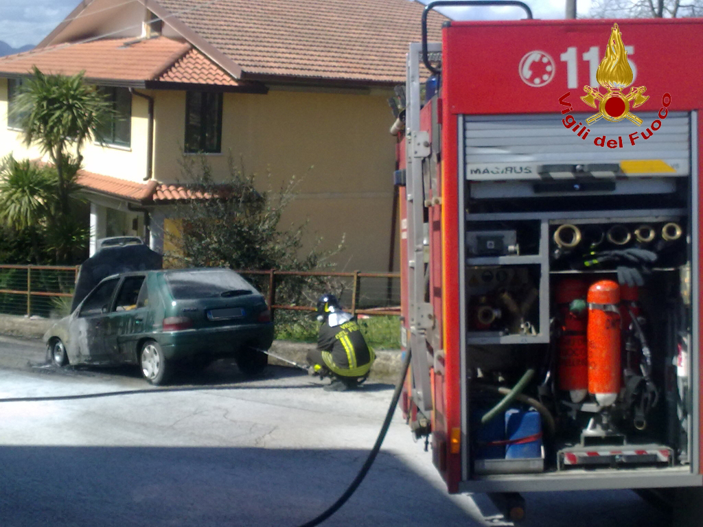 auto in fiamme