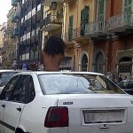 uomo nudo macchina