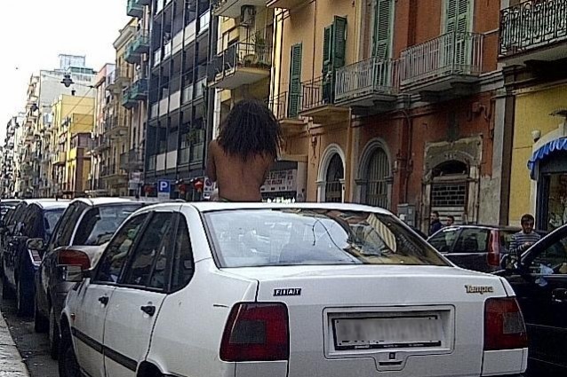 uomo nudo macchina