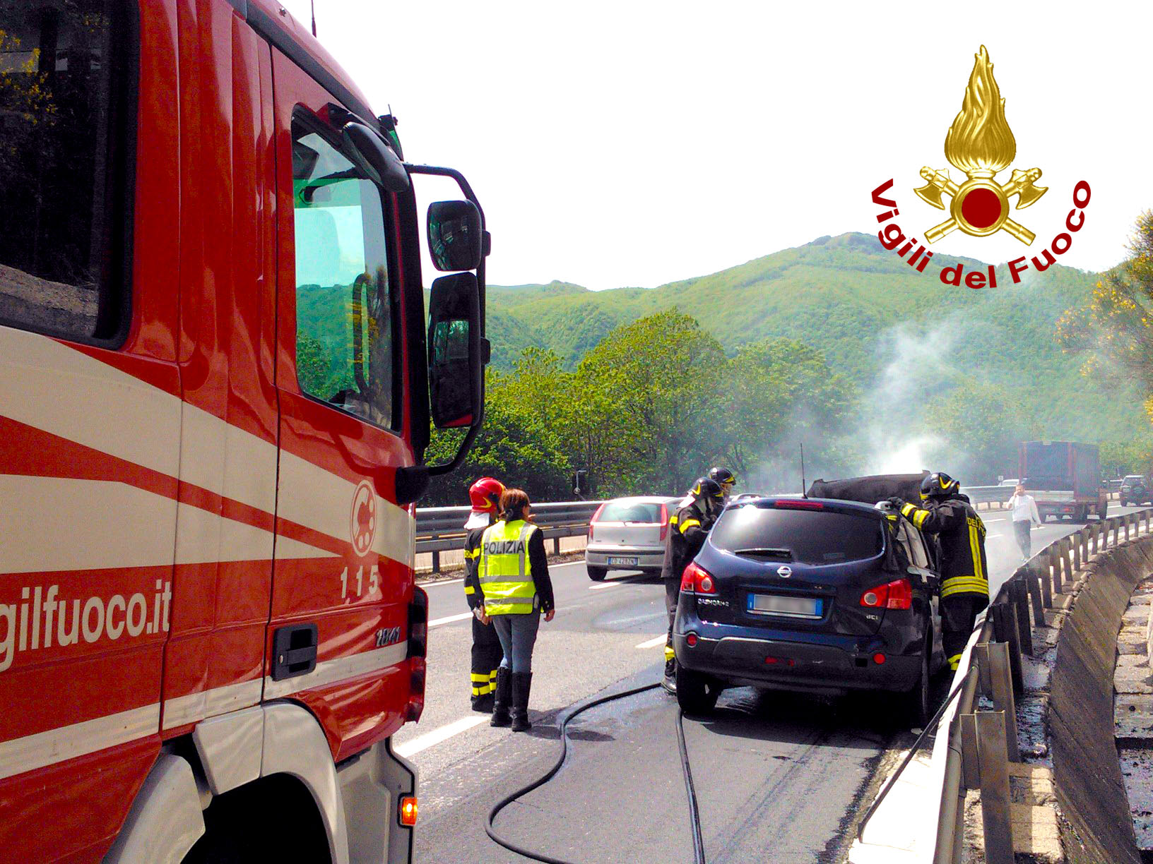 auto in fiamme