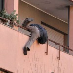 lancia dal balcone