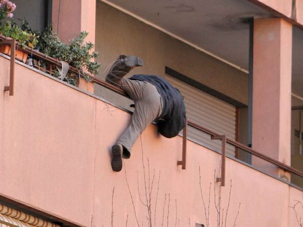 lancia dal balcone